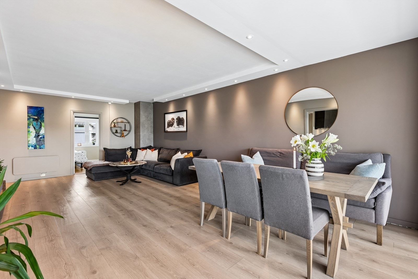 Stor stue på hele 30,5m² med god takhøyde og fleksible møbleringsmuligheter. Galleribilde