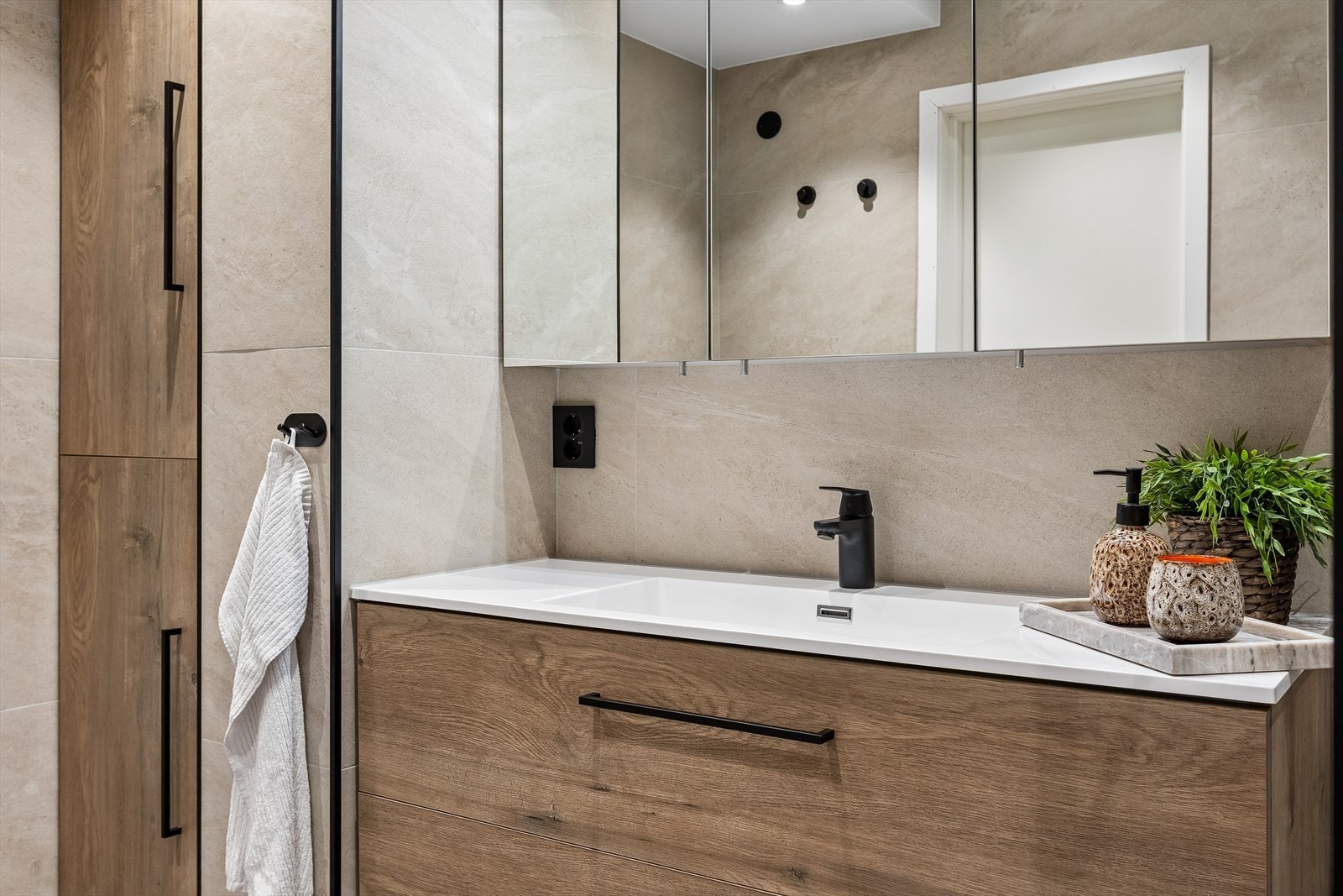 Badet er romslig og har rikelig med oppbevaringsplass. Galleribilde
