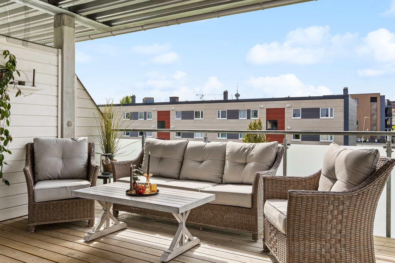 Verandaen oppleves som luftig, og innbyr til både rolige stunder i solveggen og lange, sosiale kvelder. Galleribilde