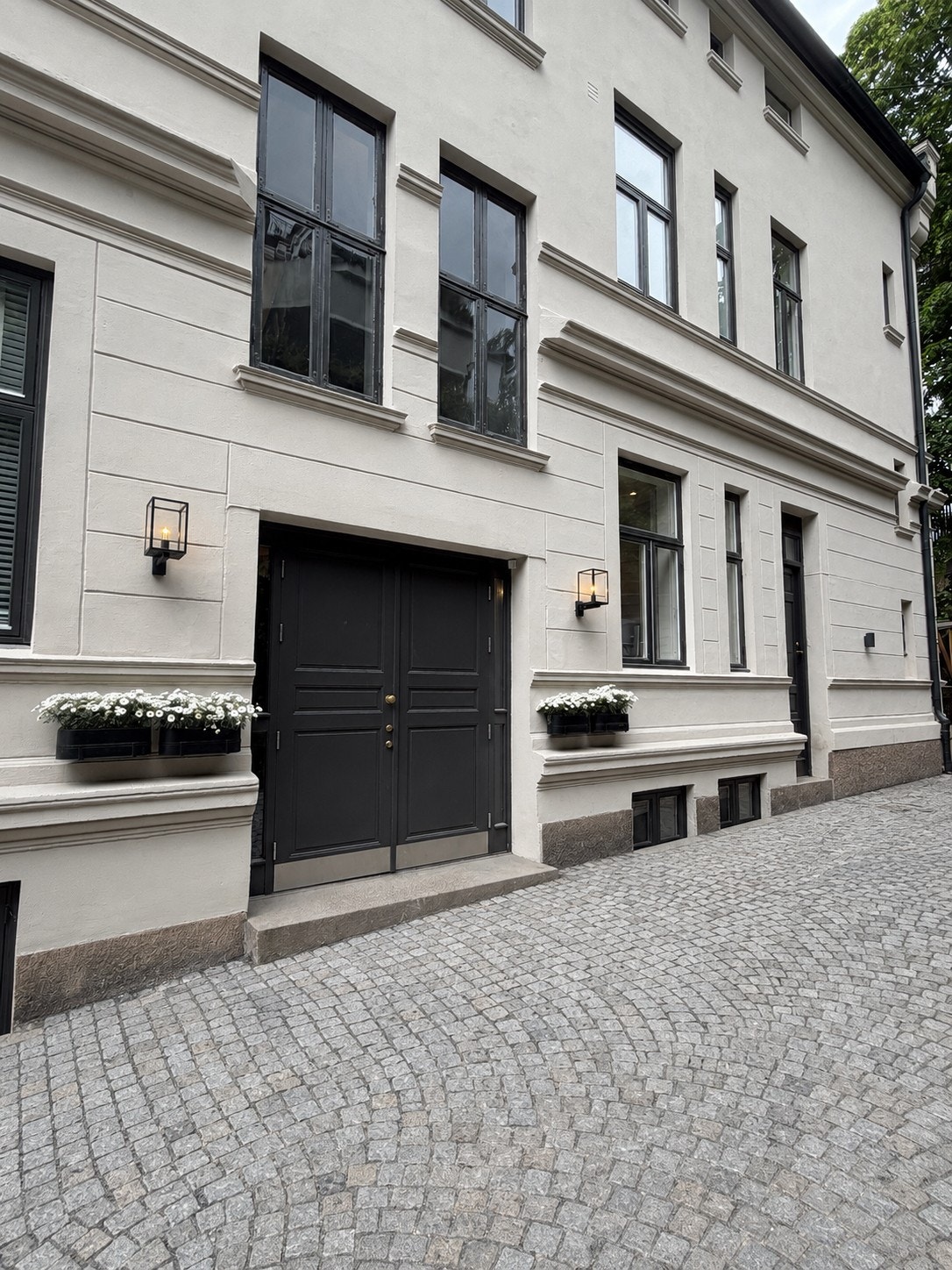 Pent opparbeidet uteområde rundt hele eiendommen, ny brostein i 2026. Fasaden og tak er også renovert i nyere tid Galleribilde