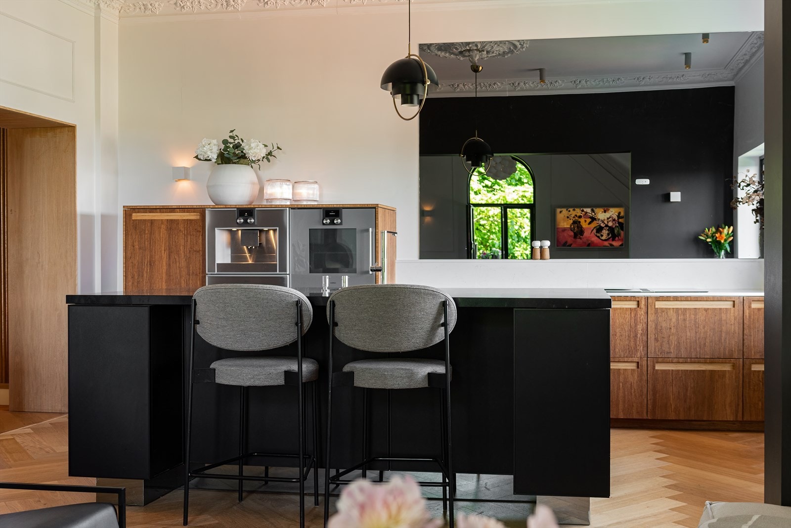 Lekkert kjøkken med sosial øy fra Siematic samt eksklusive hvitevarer fra blant annet Gaggenau og Bora Galleribilde