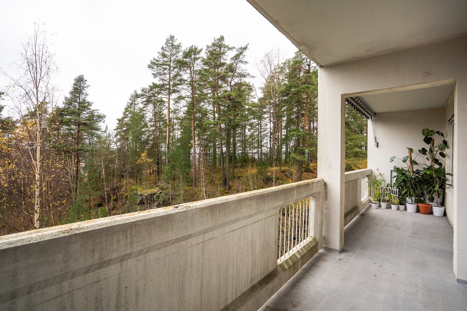 Fra stuen er det utgang til en overbygd, vestvendt balkong på ca. 12 kvm. Galleribilde