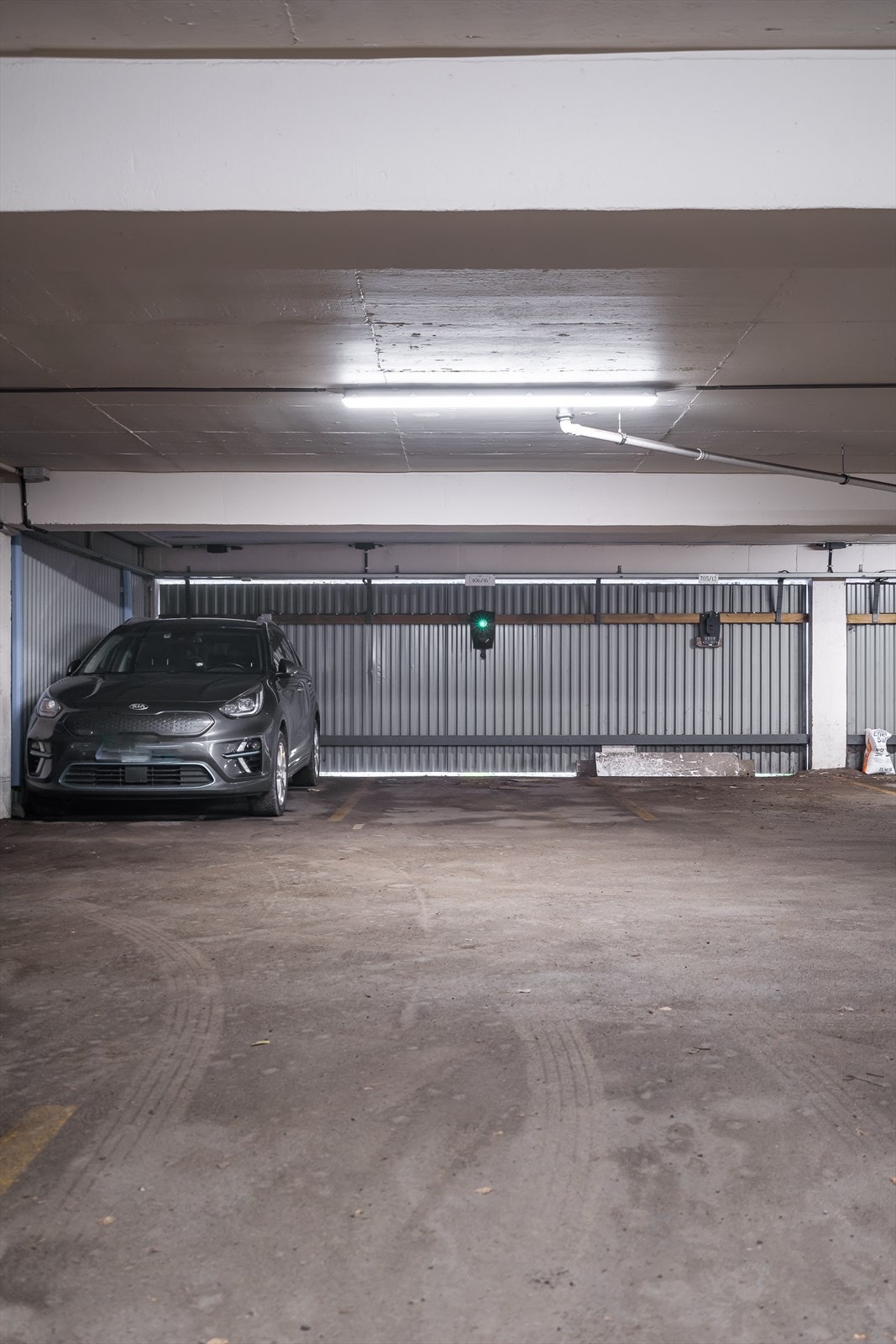 Det medfølger parkering i felles garasjeanlegg. Her er det mulighet for montering av billader. Galleribilde