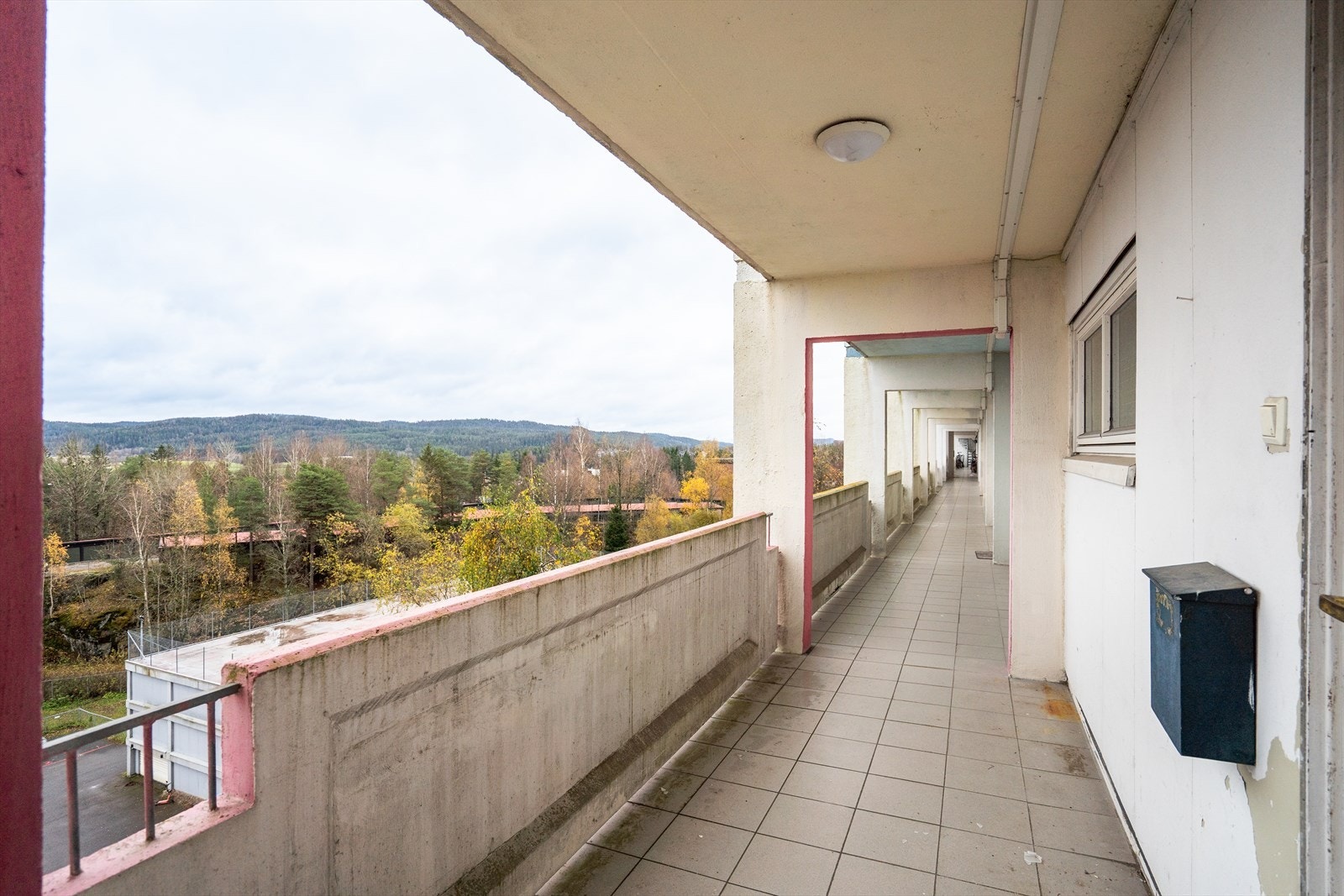 Leiligheten ligger i fjerde etasje, og har adkomst via felles oppgang med heis og trapper. Galleribilde