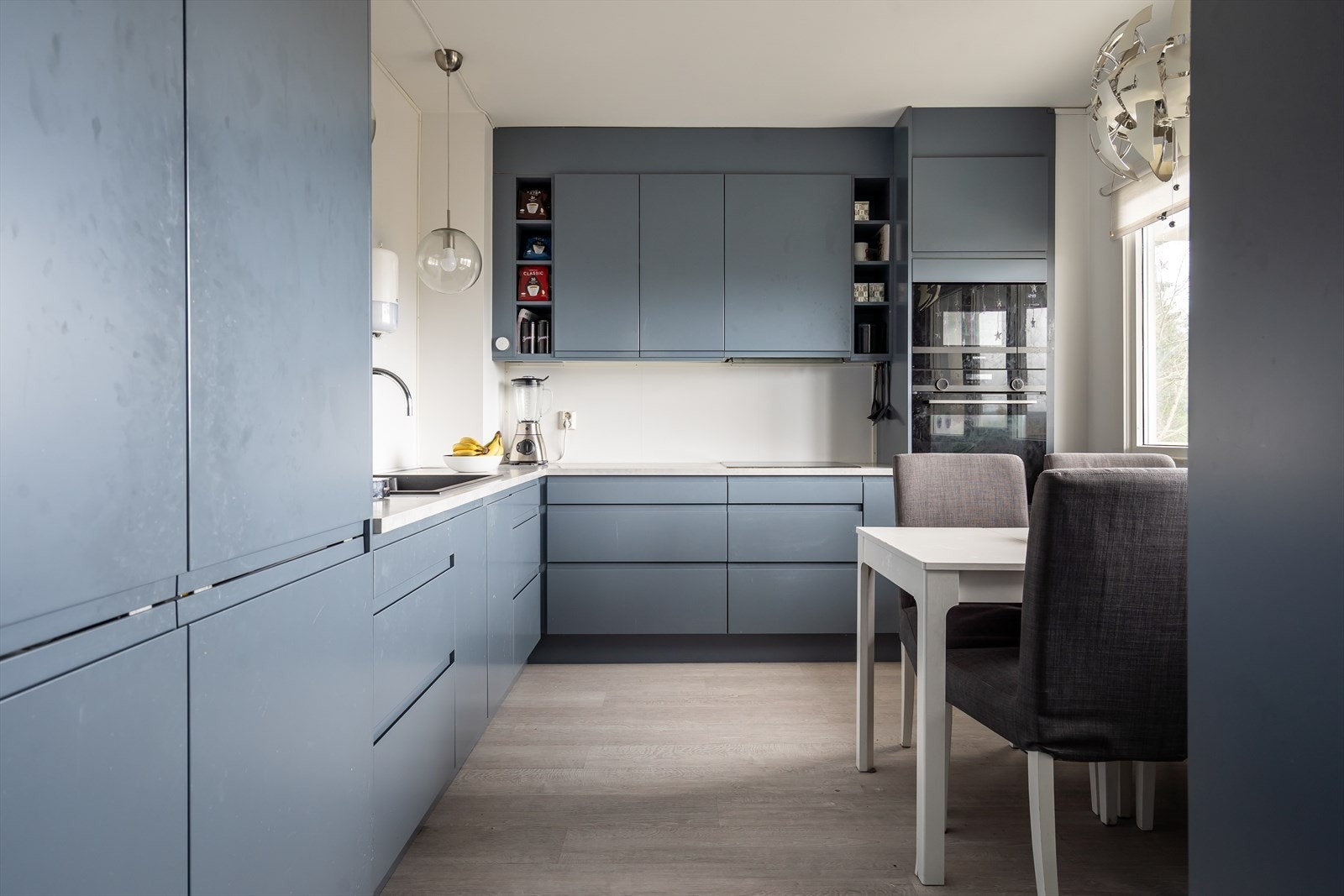 Kjøkkenet, som var nytt i 2019, har et moderne og stilfullt design med gode benkeflater og mye oppbevaringsplass. Galleribilde