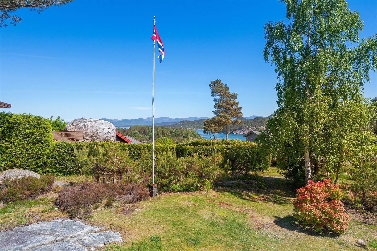 Eiendommen ligger på en lett skrånet naturtomt Galleribilde