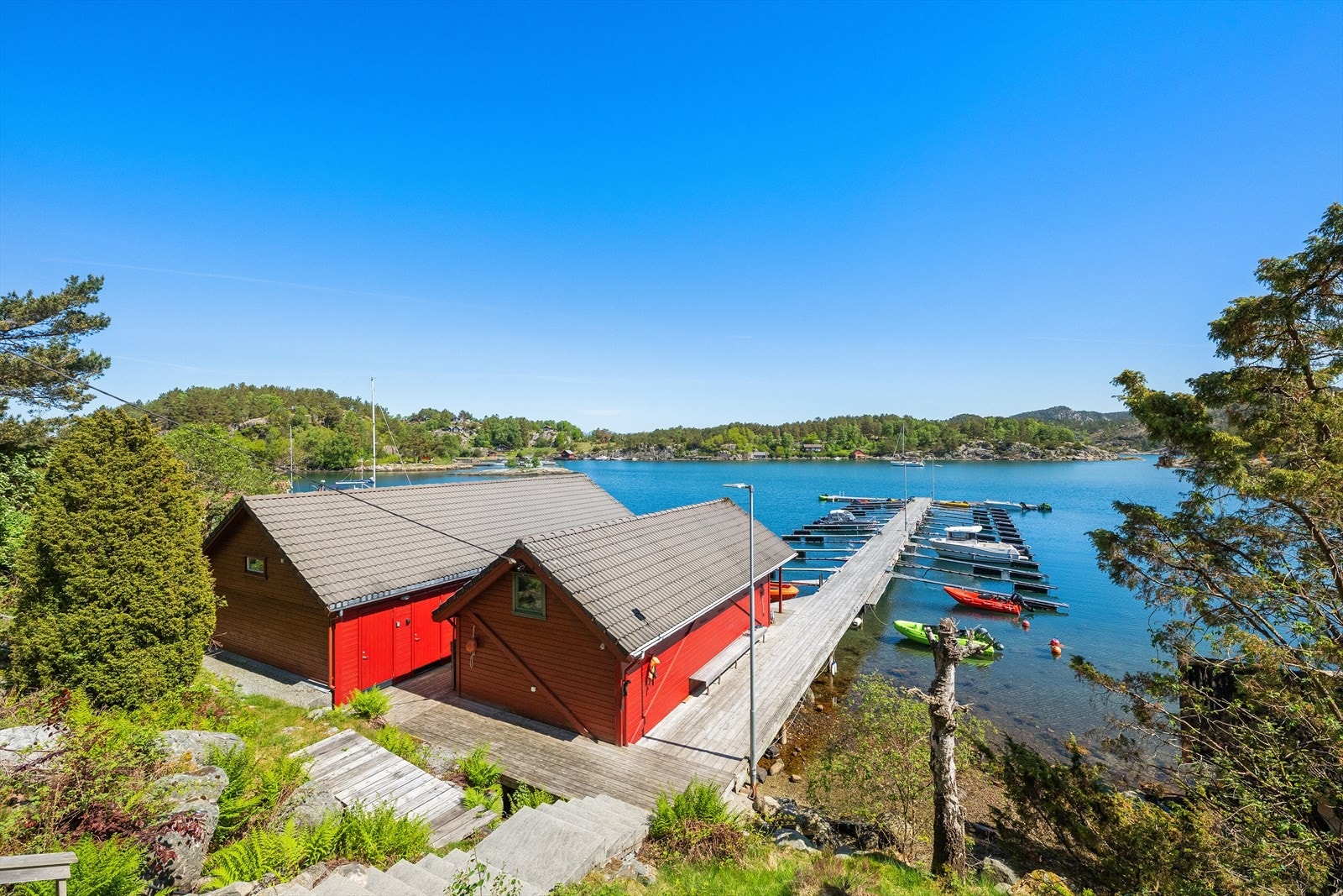 Fra bryggen er det en gangsti på ca. 200 meter opp til hytta. Galleribilde