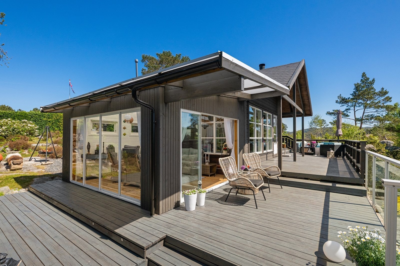 Terrassen binder sammen hagestuen og hoveddelen av hytta på en fin måte. Galleribilde