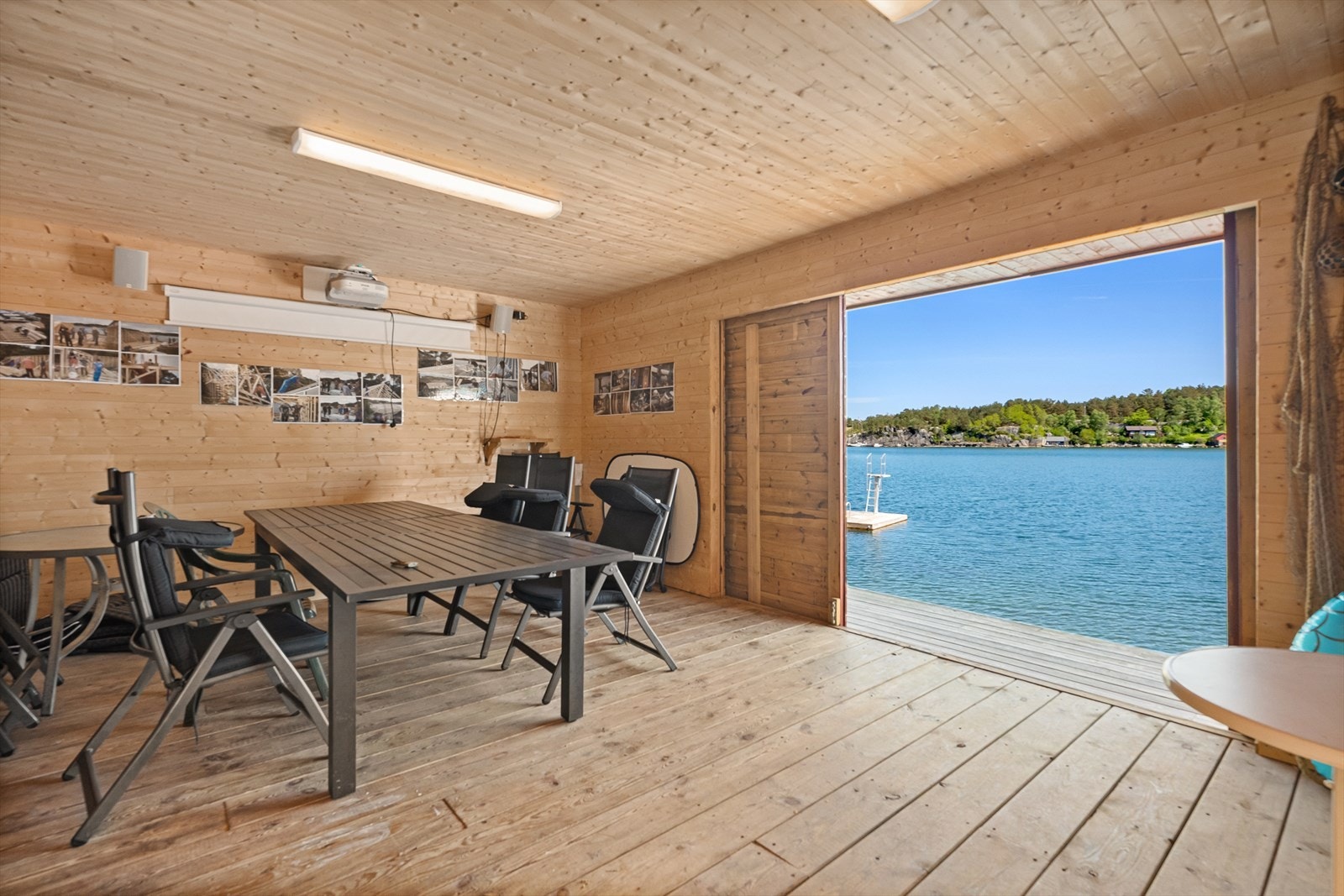 I det felles sjøhuset disponerer eiendommen en egen bod på 2 m². Galleribilde