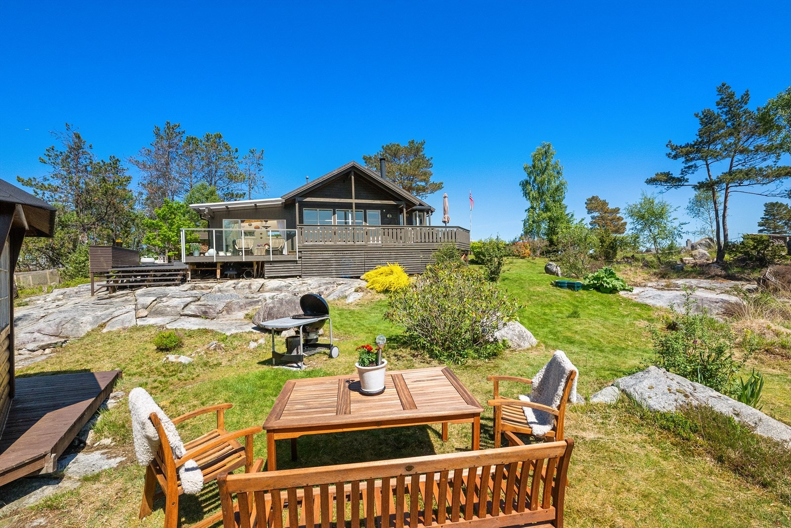 Uteområdet gir god plass for både lek og avslapning i naturskjønne omgivelser. Galleribilde