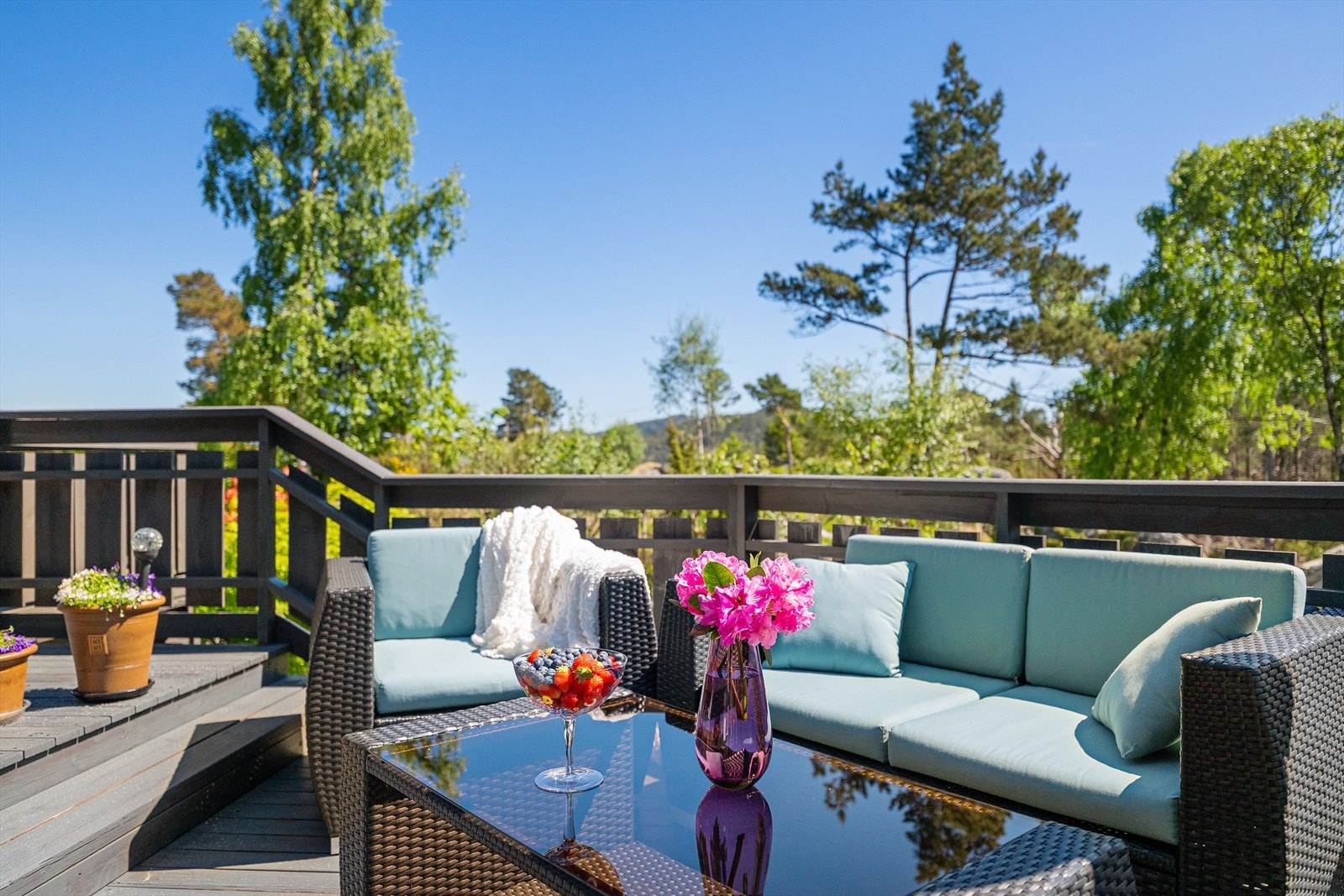 Terrassen har god plass til utemøbler og er et fint sted å nyte omgivelsene. Galleribilde