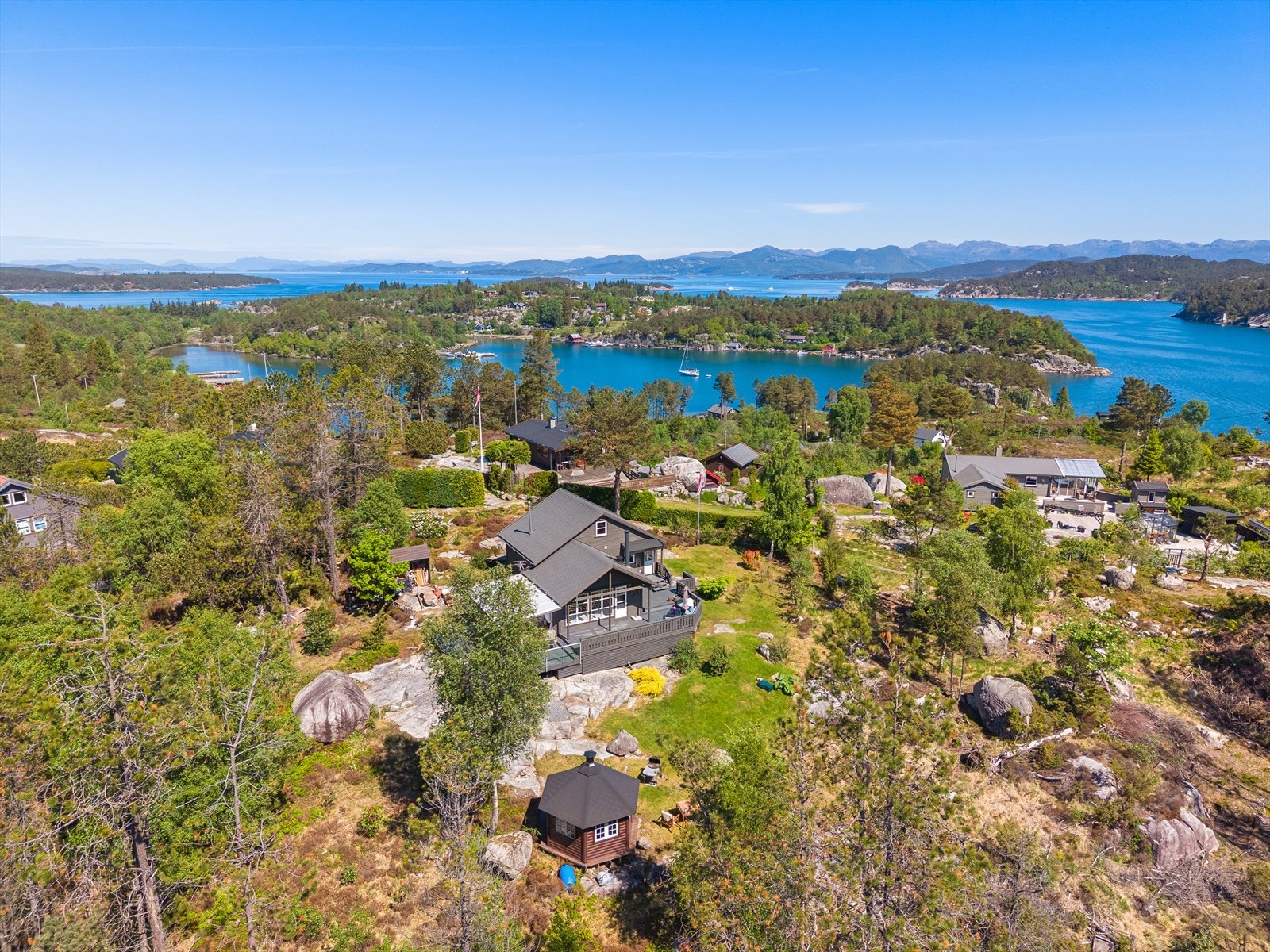 En idyllisk beliggenhet med nærhet til sjø og natur. Galleribilde