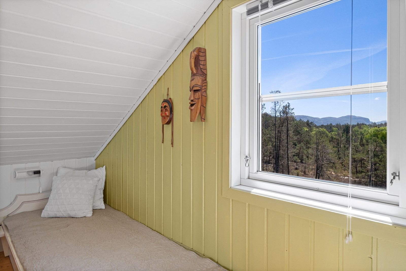 Vinduene på hemsen slipper inn godt med dagslys. Galleribilde