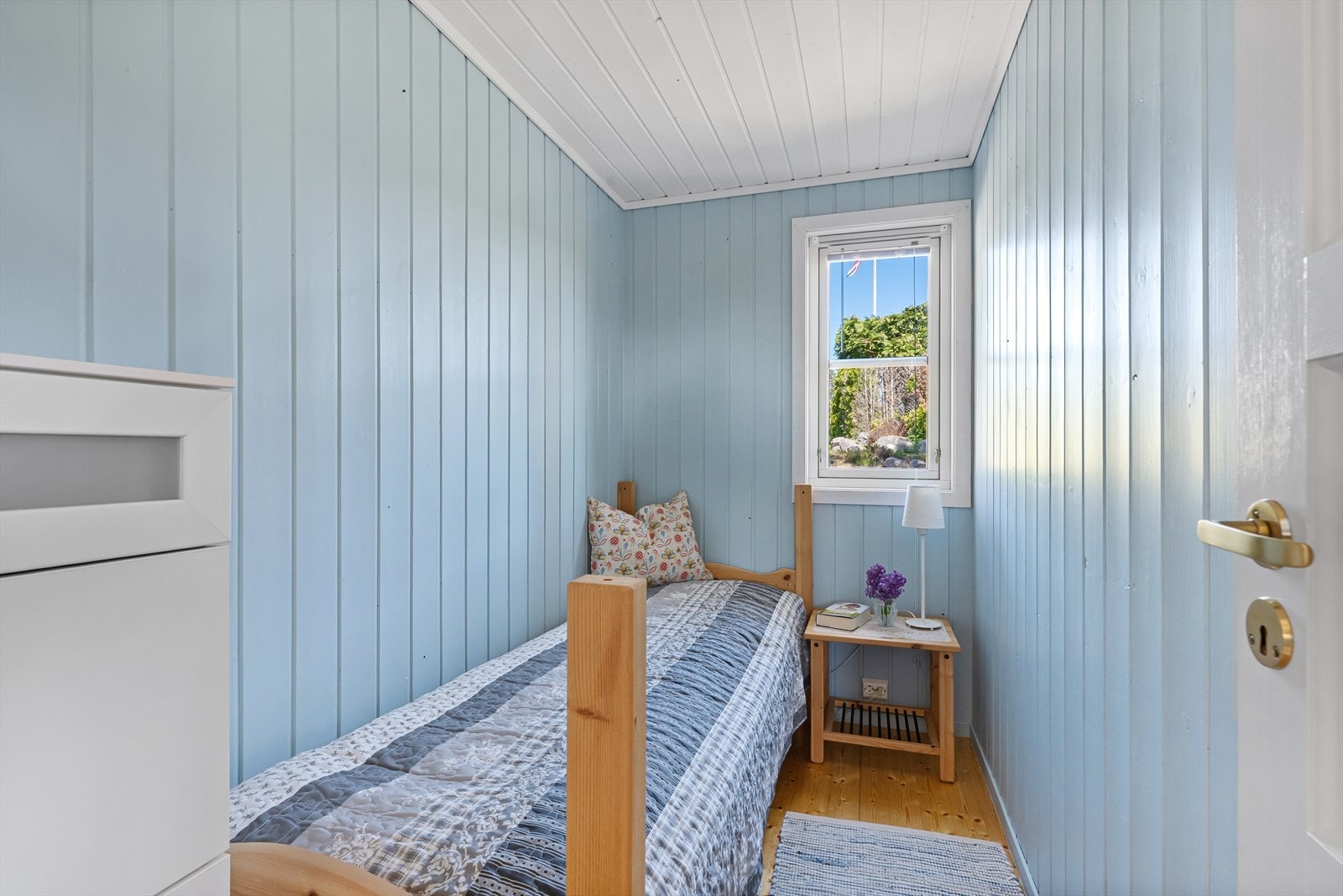 Alle soverommene har furugulv og vegger med trepanel, som er gjennomgående for etasjen. Galleribilde