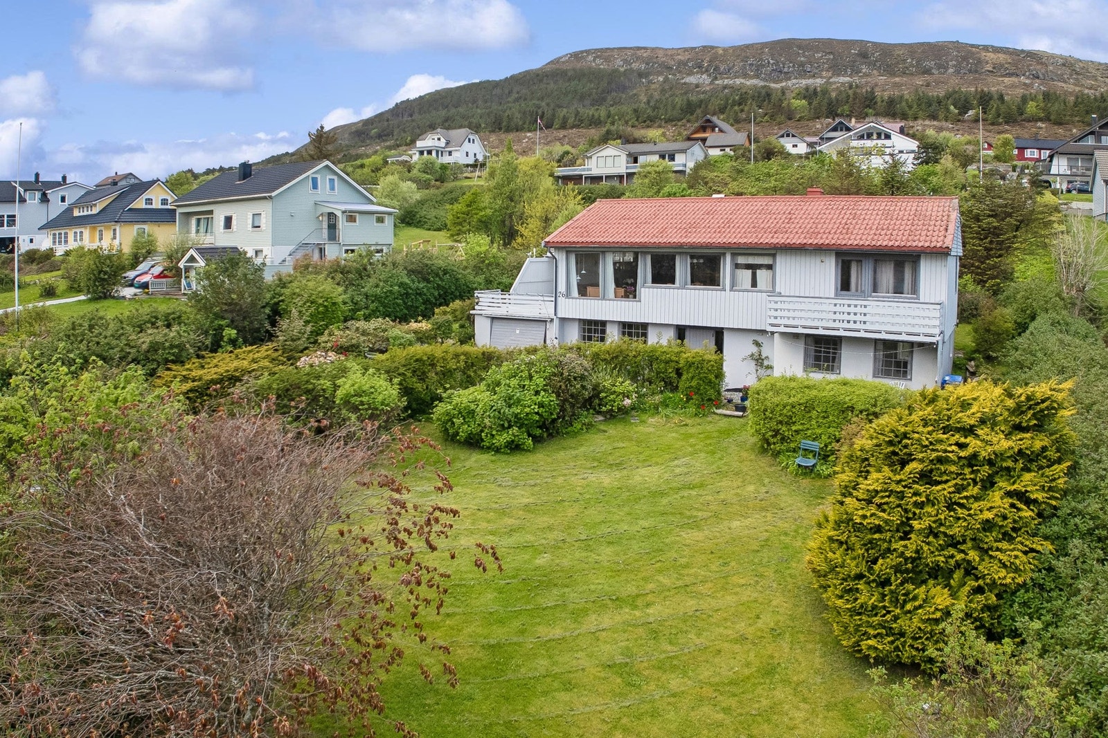 Eiendommen har en fin plassering i Kvalsvika med flott og fri utsikt over fjord og fjell. Galleribilde