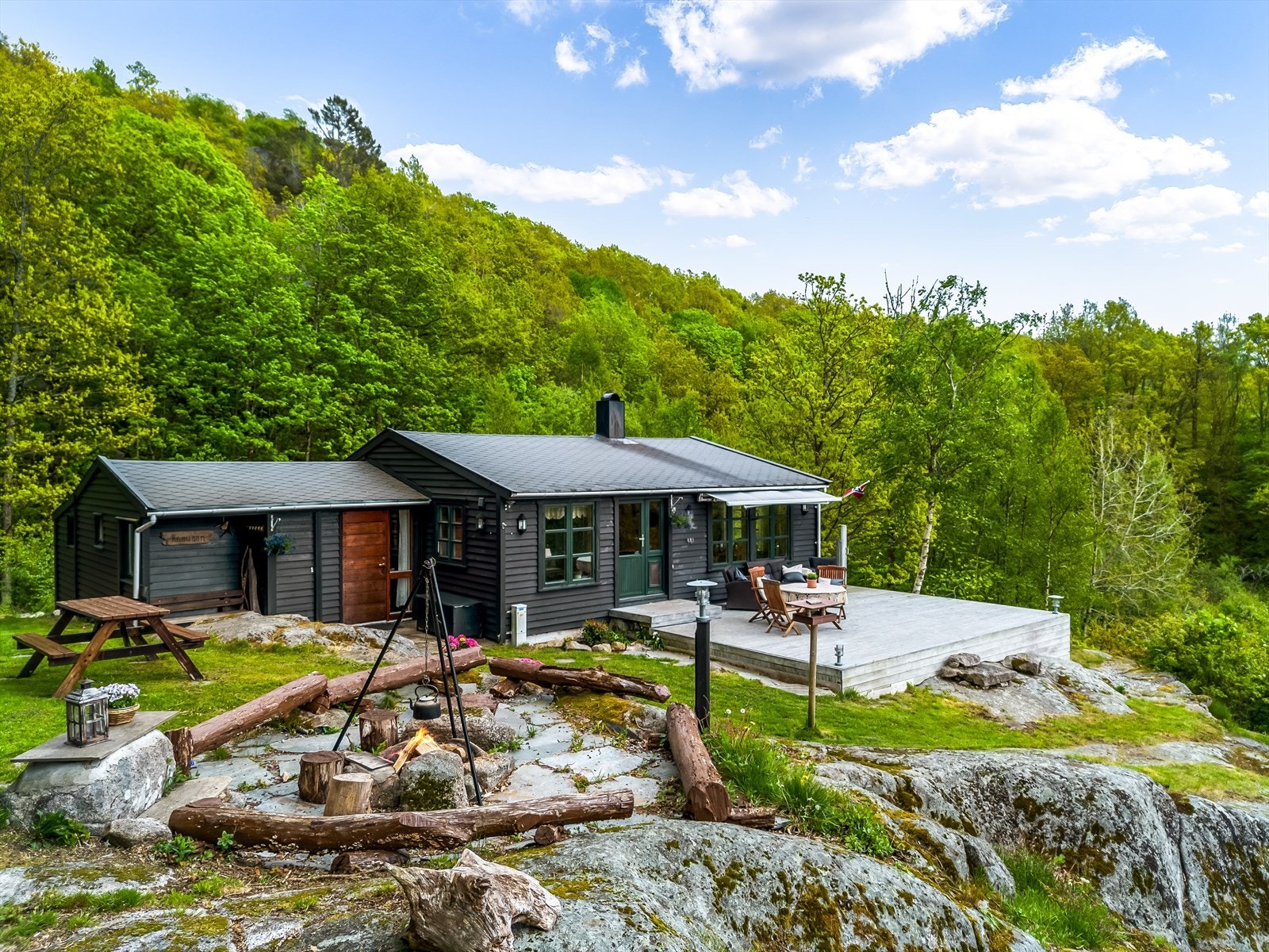 En usjenert og idyllisk beliggenhet i Spindsfjorden, helt uten biltrafikk forbi eiendommen. Galleribilde
