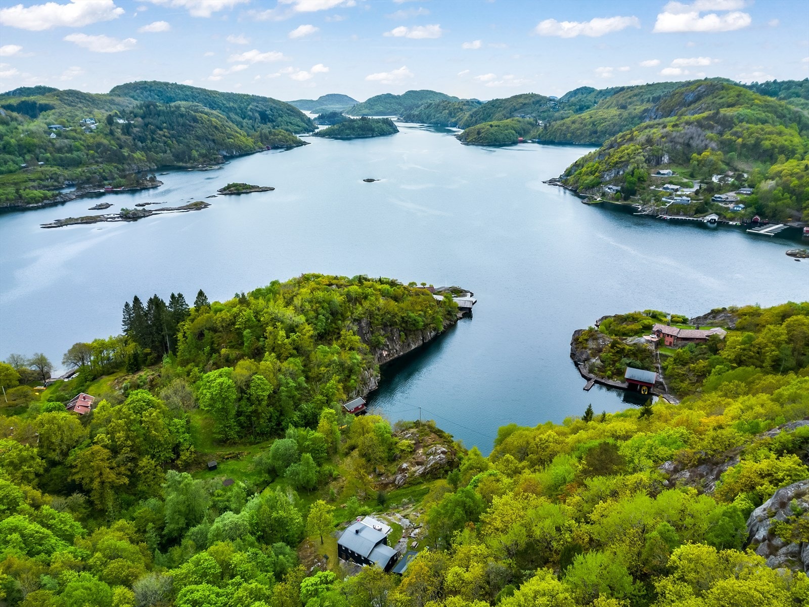 Fra eiendommen er det kort vei ut i Spindsfjorden og skjærgården. Farsund Resort med sin sommerrestaurant ligger også i nærheten. Galleribilde