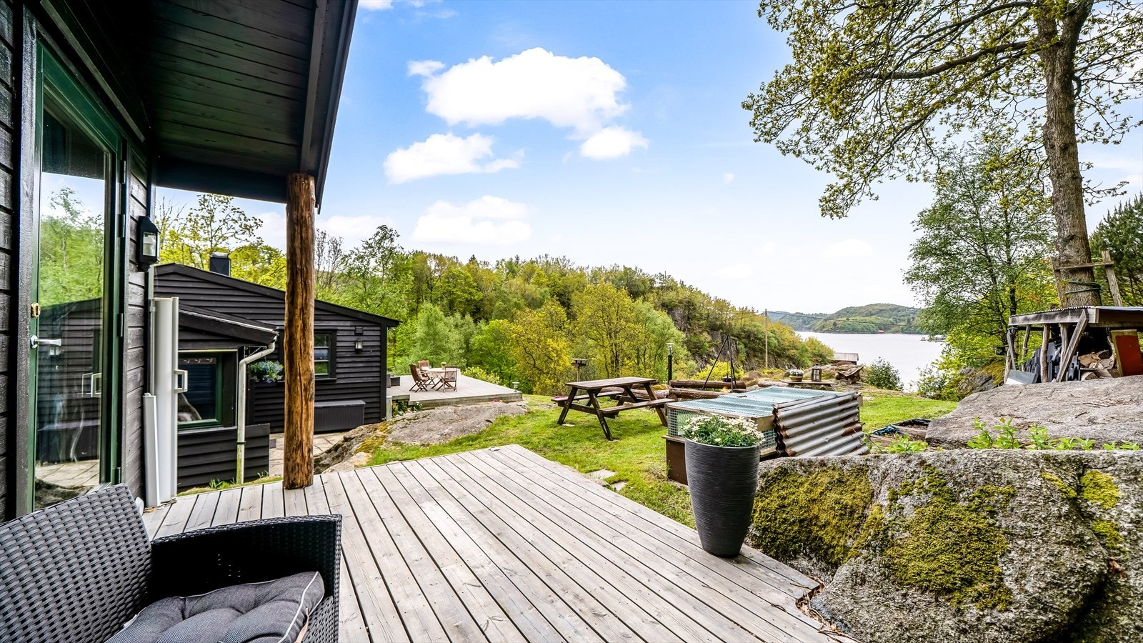 Fra anneksets terrasse ser man ned mot sjøen. Galleribilde