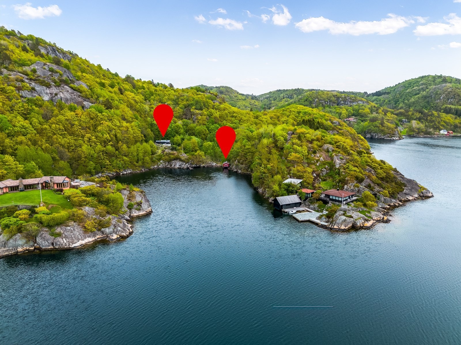 Eiendommen er markert med hytte og naust i Hønevika, med sydvestvendt beliggenhet. Galleribilde