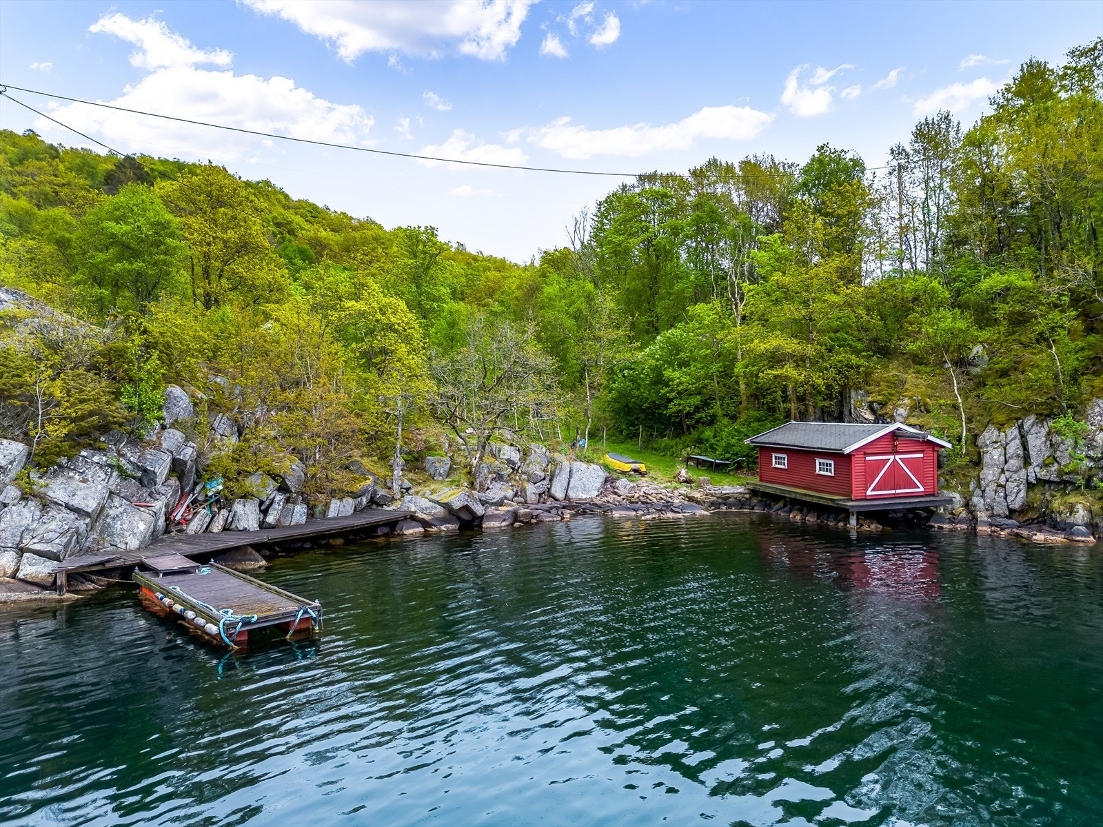 Eiendommen har egen strandlinje og brygge i Hønevika Galleribilde