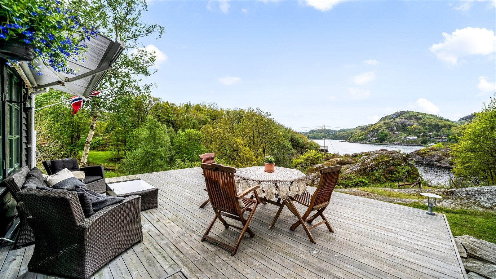 Den store terrassen har god plass til flere sittegrupper. Galleribilde