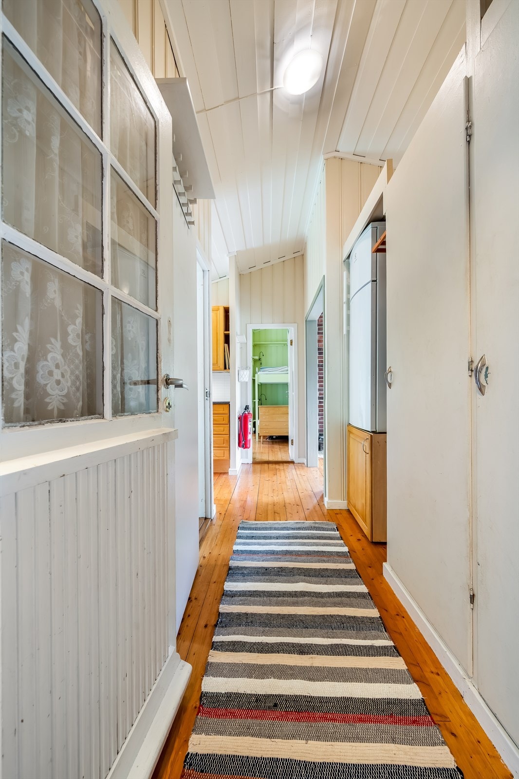 Gangen binder sammen rommene i hytta og har lakkert furugulv. Galleribilde