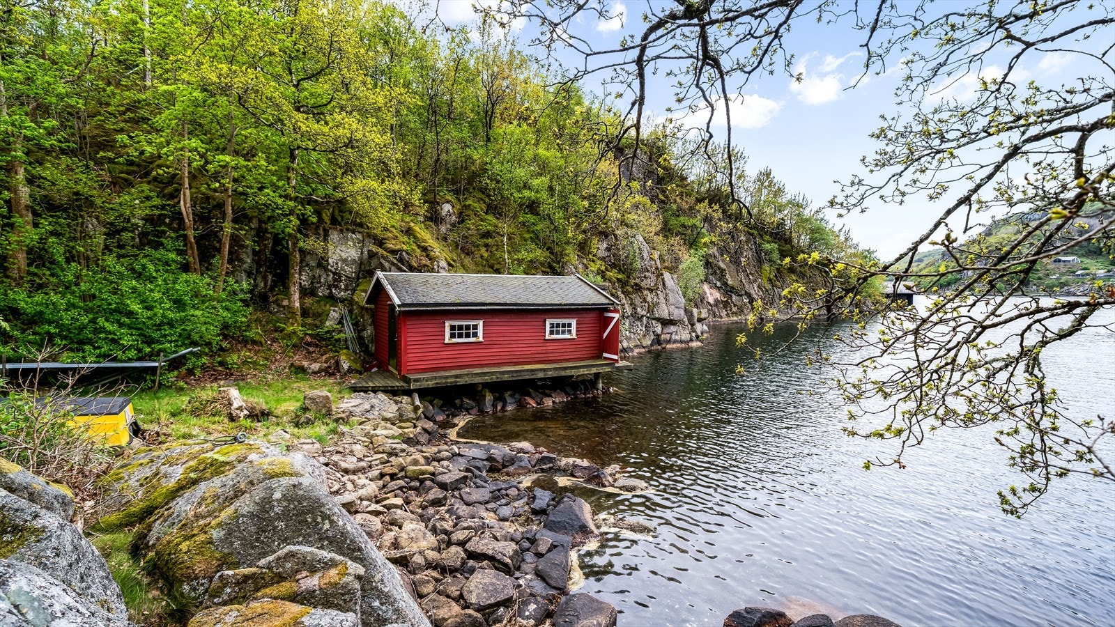Naustet ligger lunt til i viken. Galleribilde