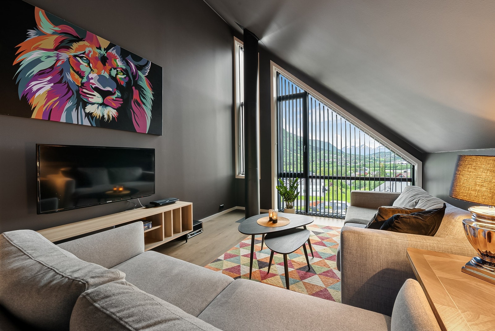 En loftstue med høy takhøyde perfekt for både leik og rolige aktiviteter. Galleribilde