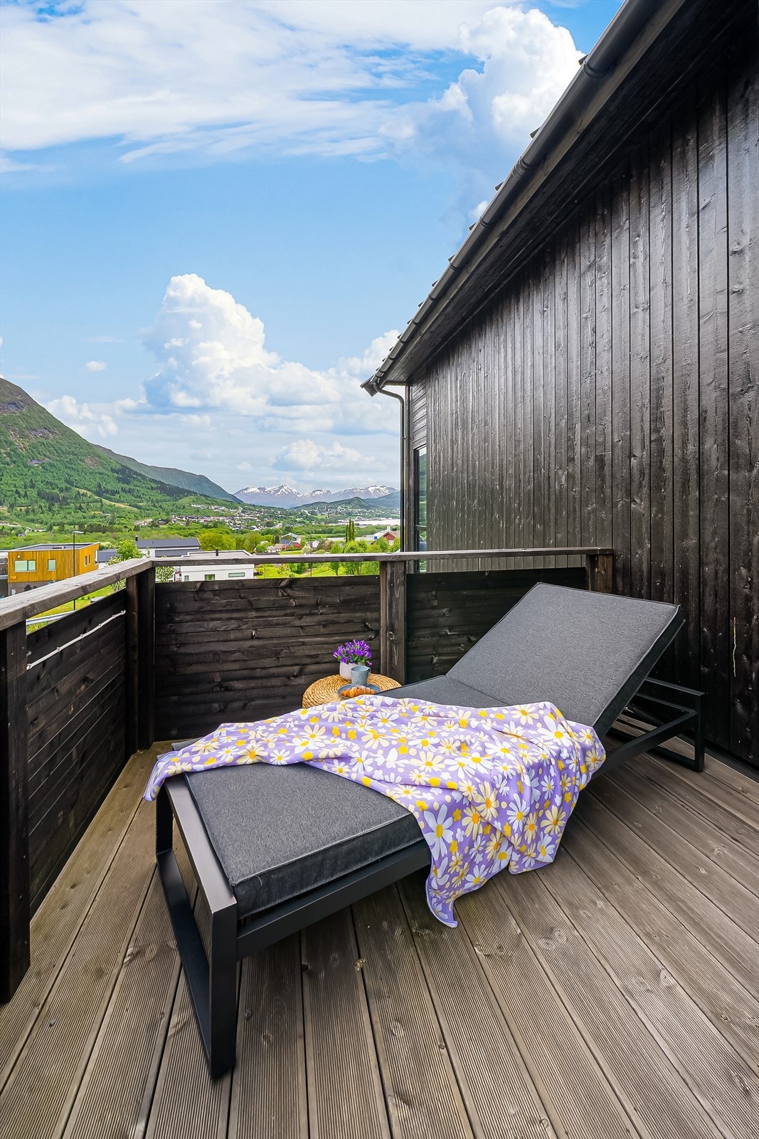 På sørsiden av boligen du nyte morgensolen på sommeren. Utgang fra hovedsoverom. Galleribilde