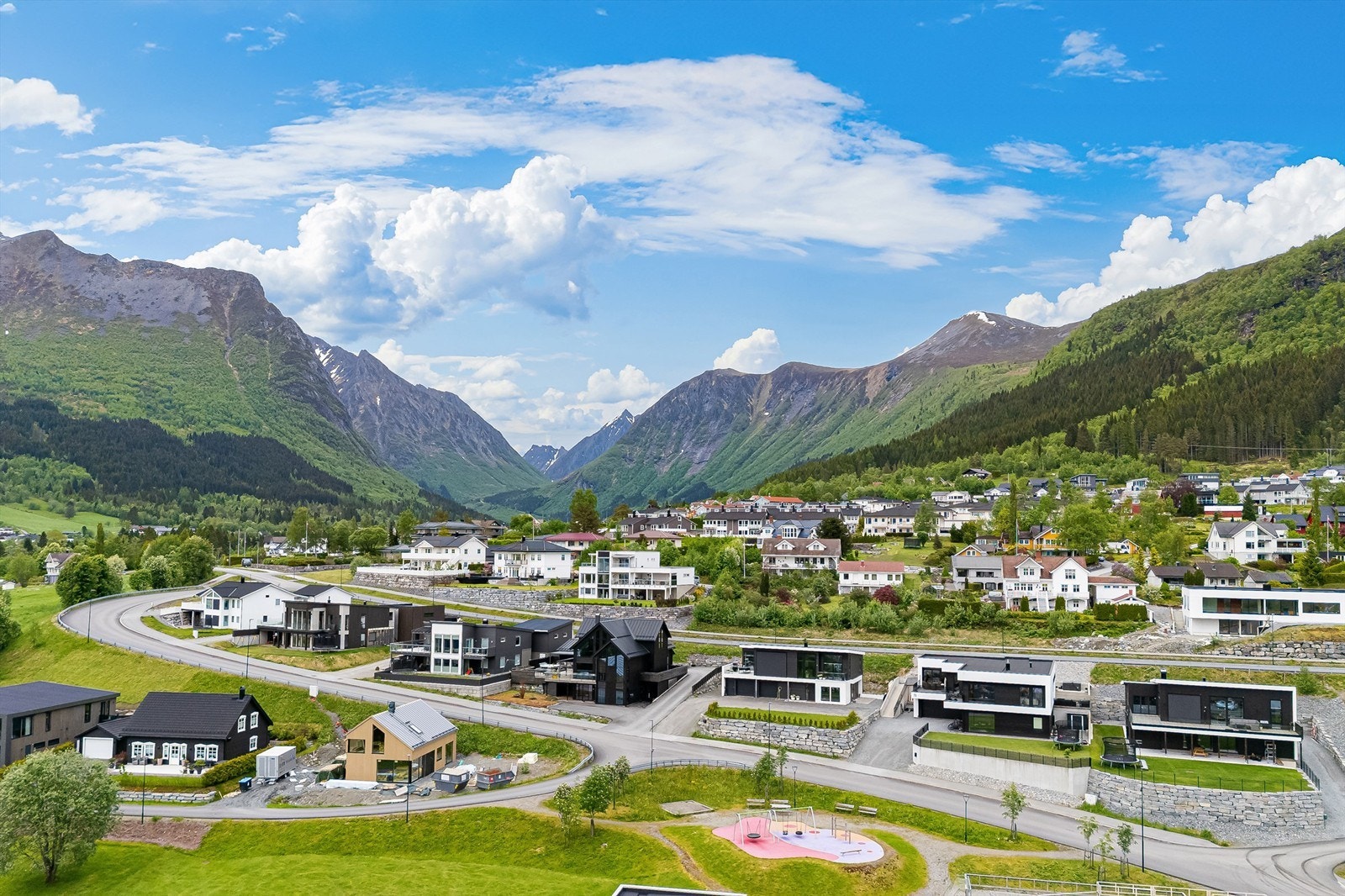 Området er rolig og familievennlig, med blant annet en lekeplass noen meter fra eiendommen. Galleribilde