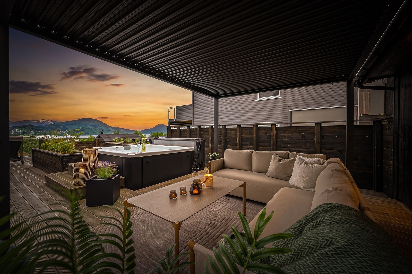 Boligen har totalt 150kvm med veranda/terrasse og rekkverk av tre er Møre Royal. Galleribilde