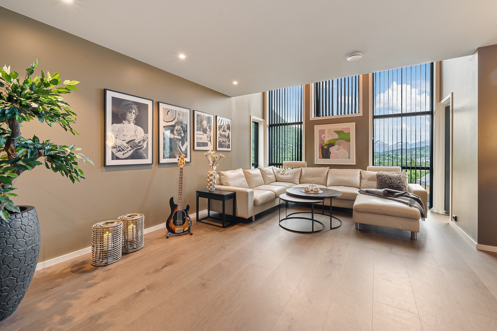 Stuen gir god plass til en sofagruppe for hele familien. Galleribilde