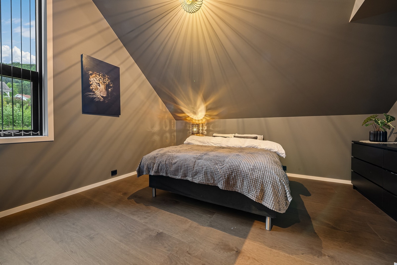 Det er totalt 5 soverom i hoveddelen av boligen. Soverom 2 i loftsetasjen. Galleribilde