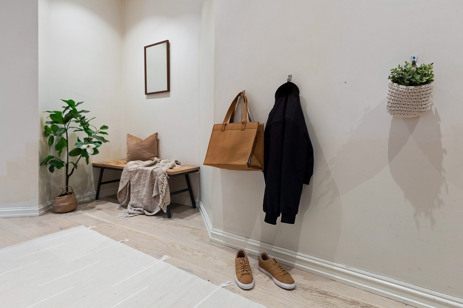 Praktisk garderobesone langs veggen i entréen Galleribilde