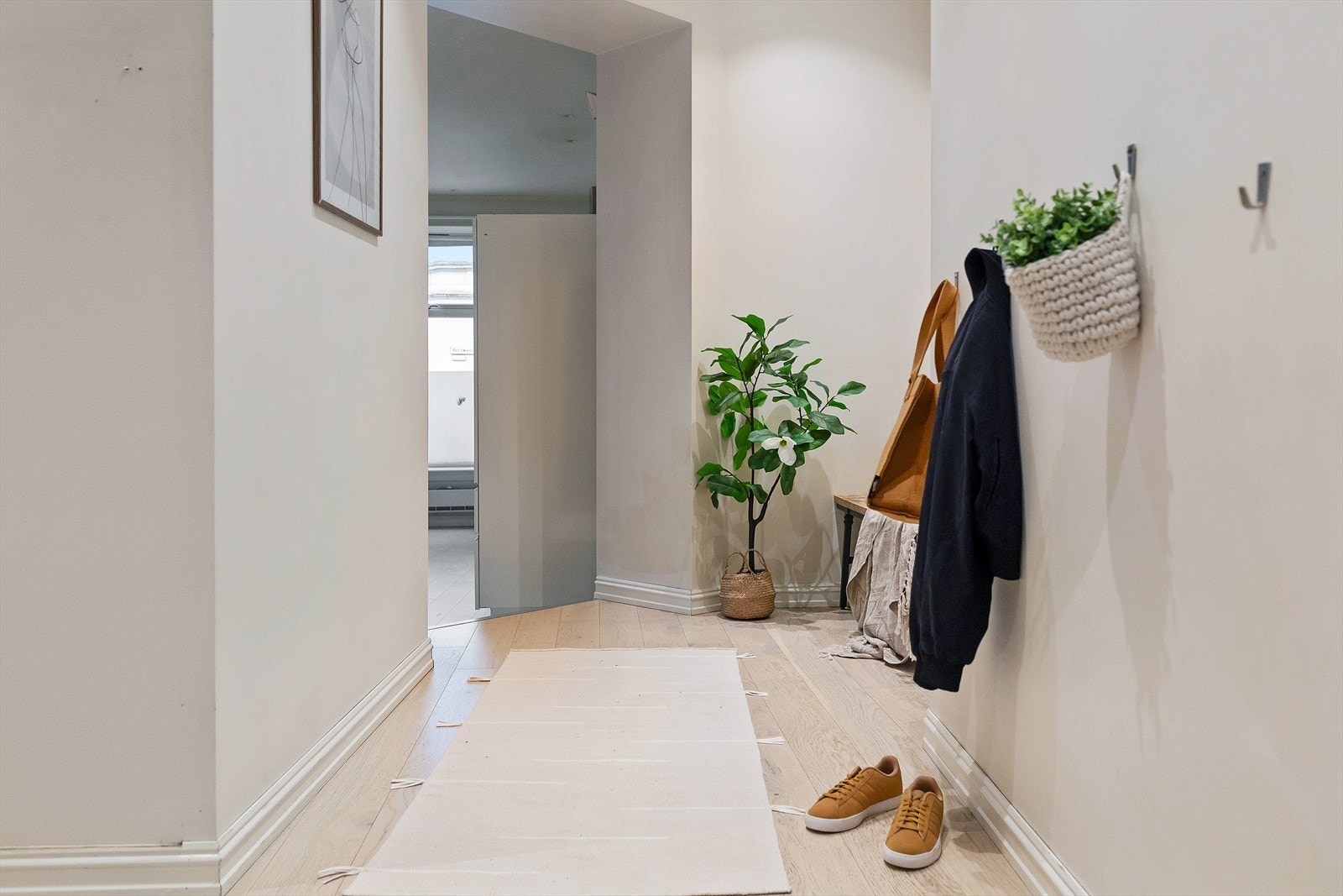 Entré med plass til oppbevaring av yttertøy og sko Galleribilde
