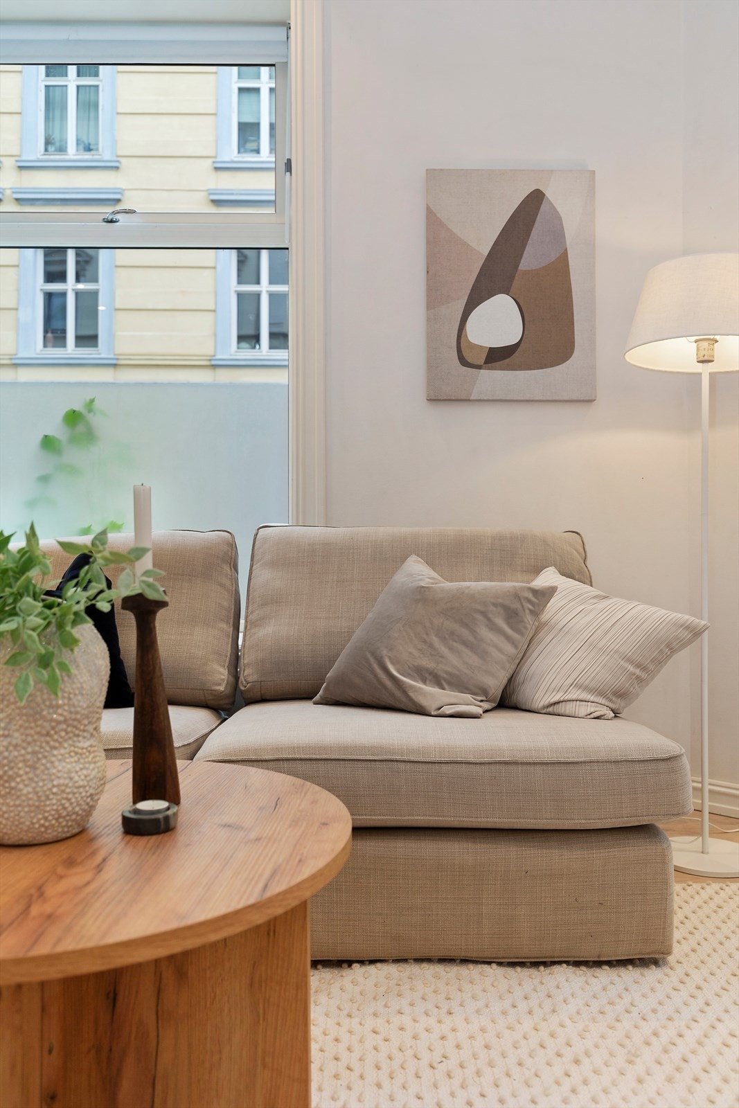 Hyggelig sofakrok med naturlig plassering ved vinduet Galleribilde
