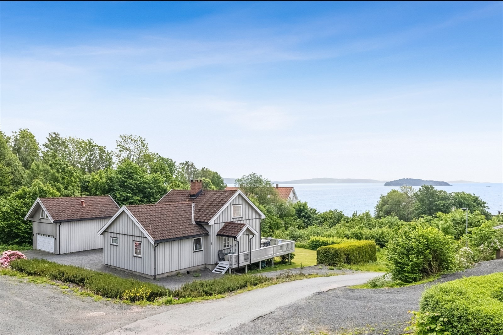 Velkommen til Strigleveien 6 - En velholt enebolig med stor tomt, dobbelgarasje med leilighet og fantastisk utsikt. Galleribilde