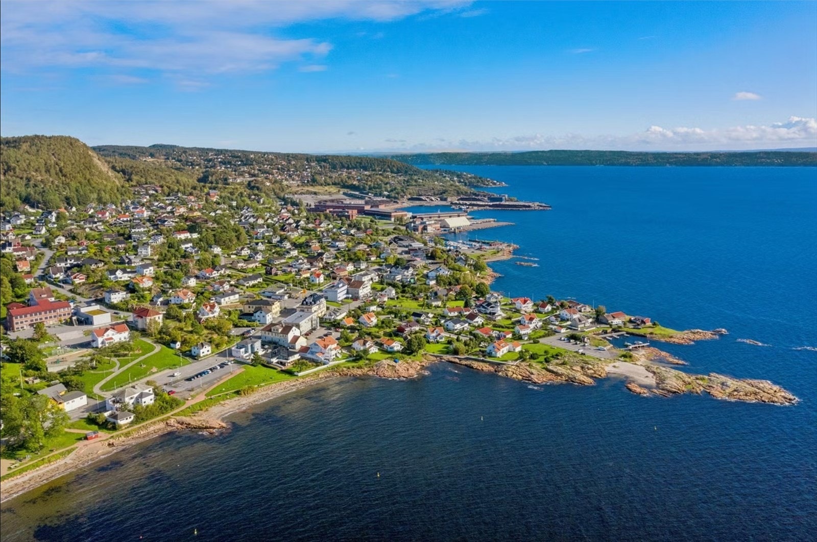 Tofte sentrum ligger kun 10 min gange fra boligen. Her ligger bla. Tofte Skole (Barneskole), Treningssenter, Vinmonopolet, Strandy Restaurant, Boots Apotek, KIWI, Coop Extra, og Café Lasse m.m. Galleribilde