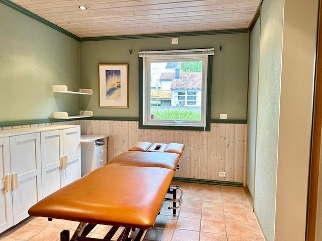 Soverom i 1. etg. med stor skyvedørsgarderobe. Selgers private bilder. Galleribilde