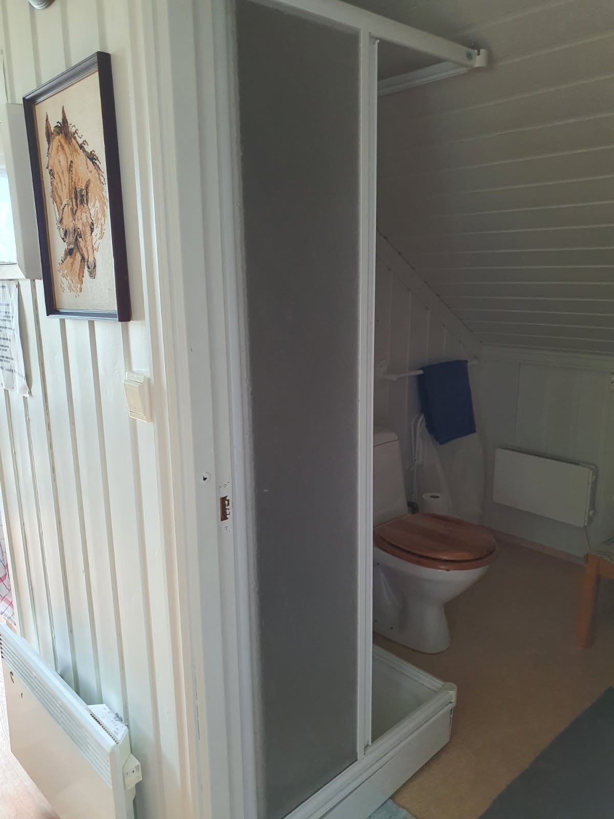Baderom innredet med servant, dusjkabinett, klosett og opplegg for vaskemaskin. Galleribilde
