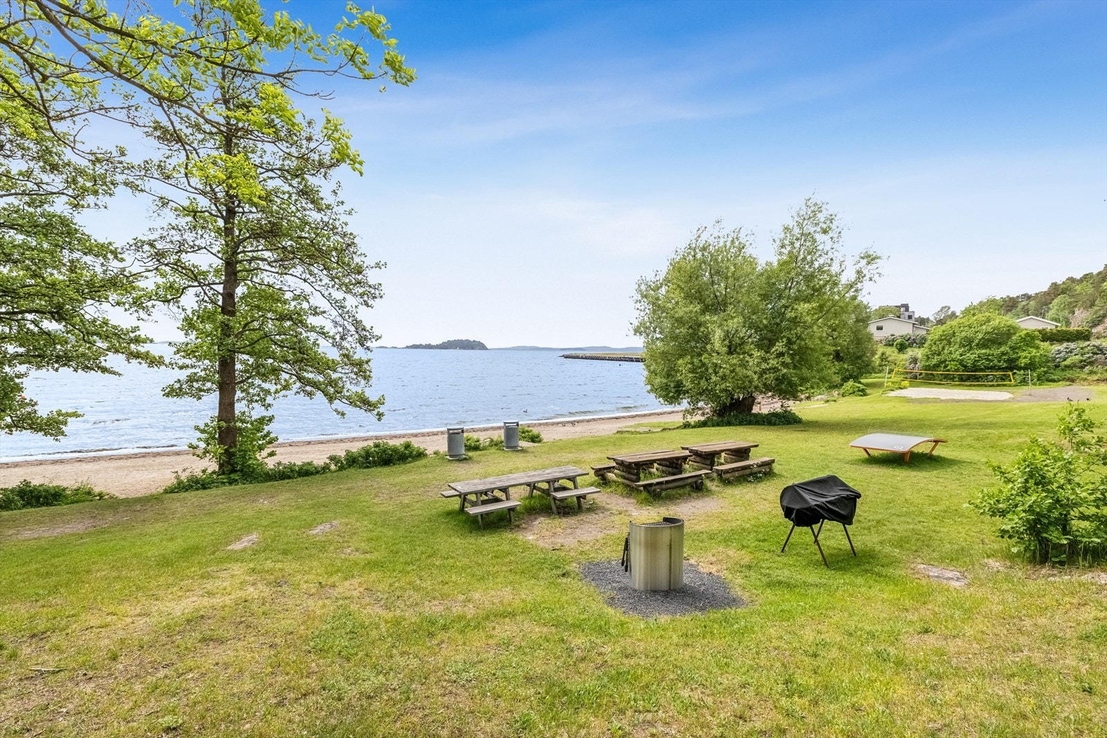Nærområdet - 5 min gange ned til stranden med sittegrupper, grillplass, vollyballbane m.m. Galleribilde