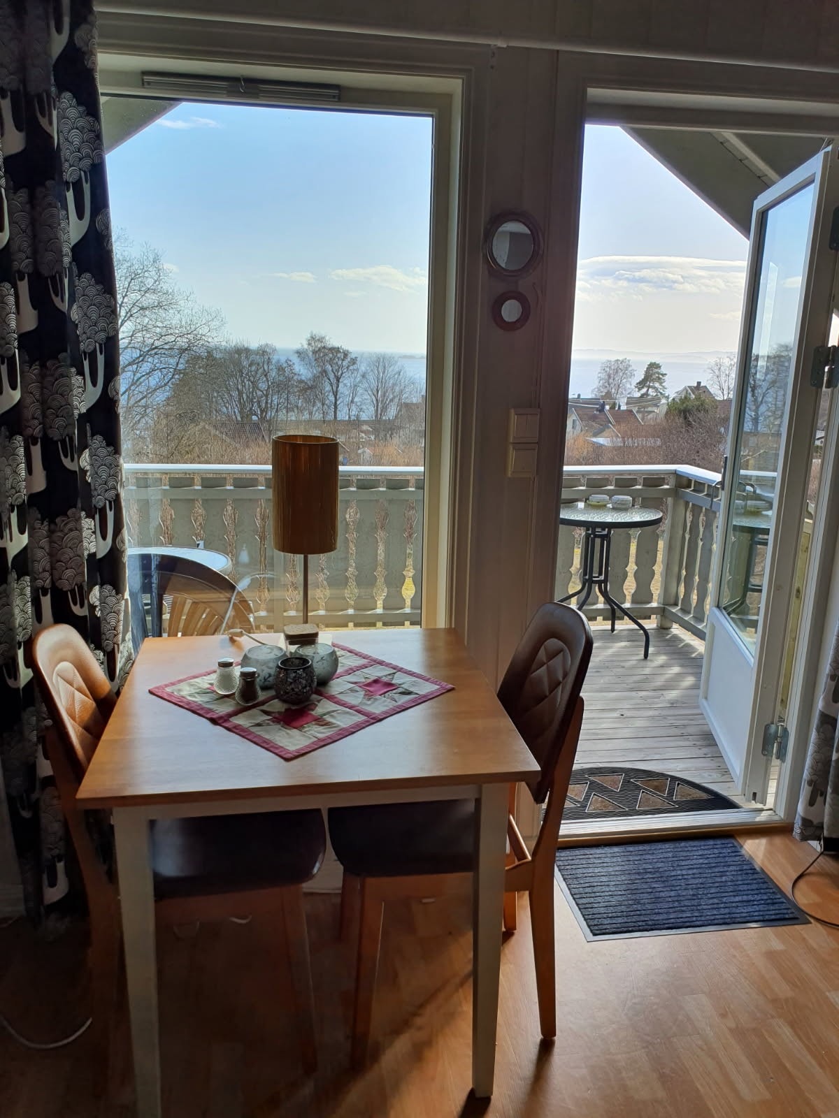 Leiligheten består av en stue/kjøkken med terrasse på utsiden, to disponible rom brukt som soverom, samt et baderom. Galleribilde