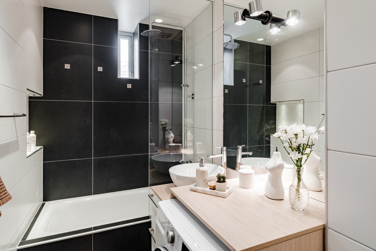 Pent flislagt bad med elektrisk gulvvarme, downlights i taket og opplegg for vaskemaskin. Badet er fra 2011 og fikk ny baderomsinnredning i 2021. Galleribilde