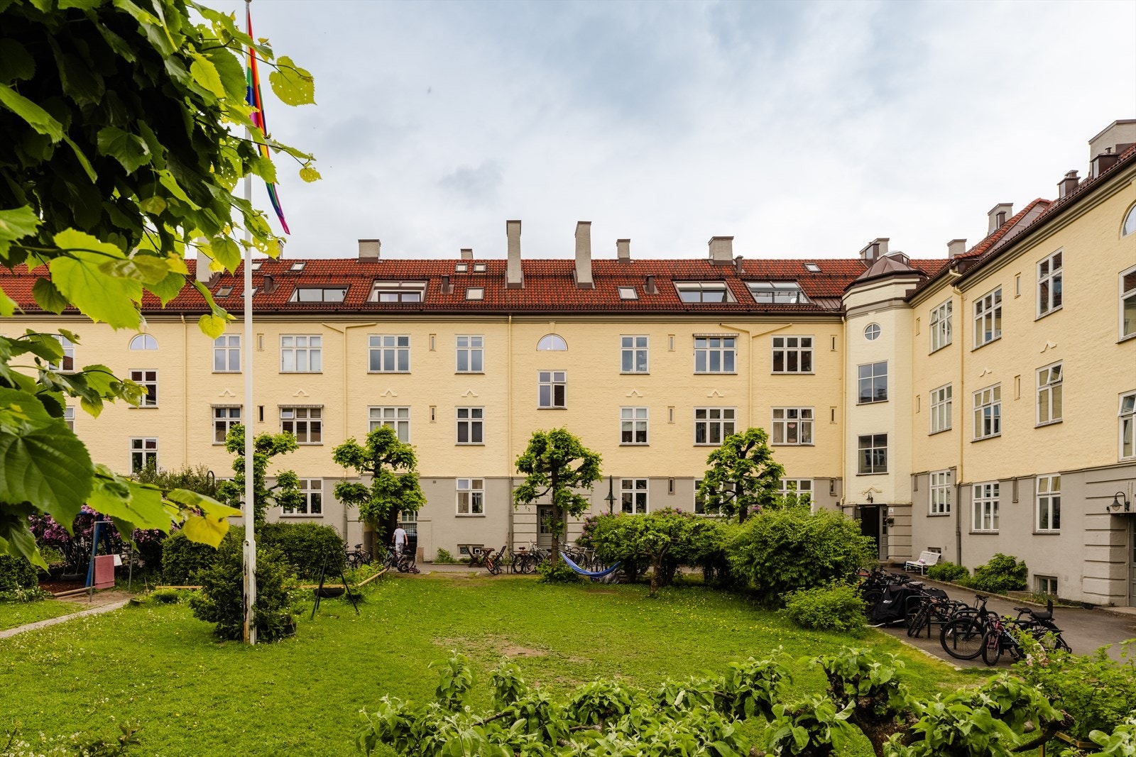 Meget fin og opparbeidet lukket bakgård for beboerne. Galleribilde