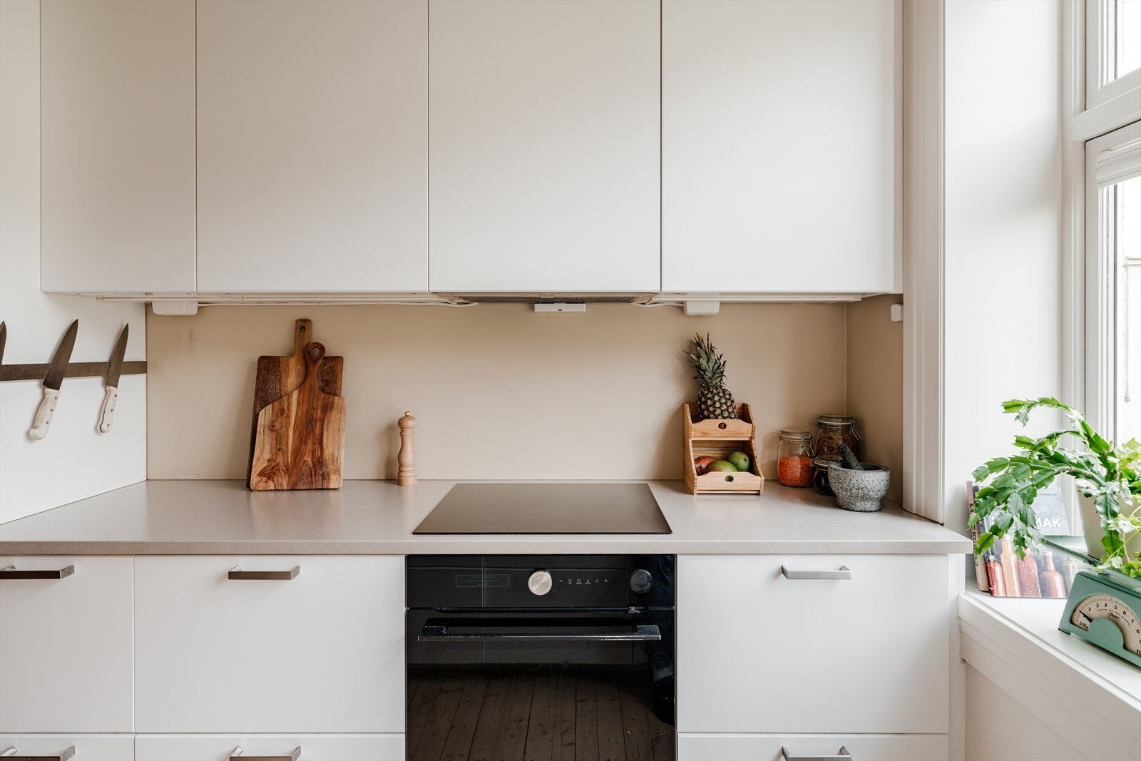 Kjøkkenet er fra 2021 og har moderne innredning fra IKEA med hvite, glatte fronter og en lekker og påkostet benkeplate i stein. Galleribilde