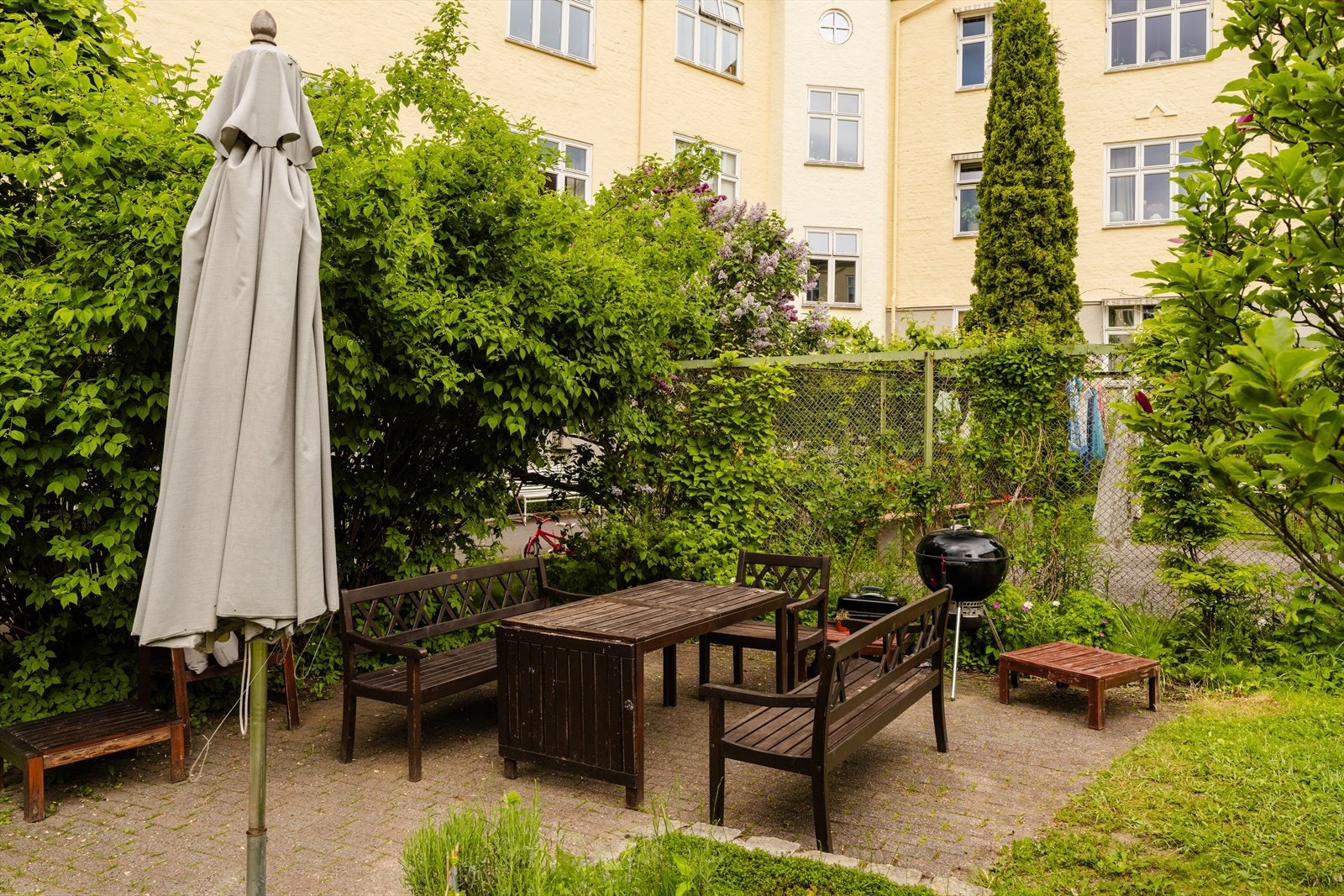 Grillplass og sittegrupper til glede for beboere i alle aldre. Galleribilde