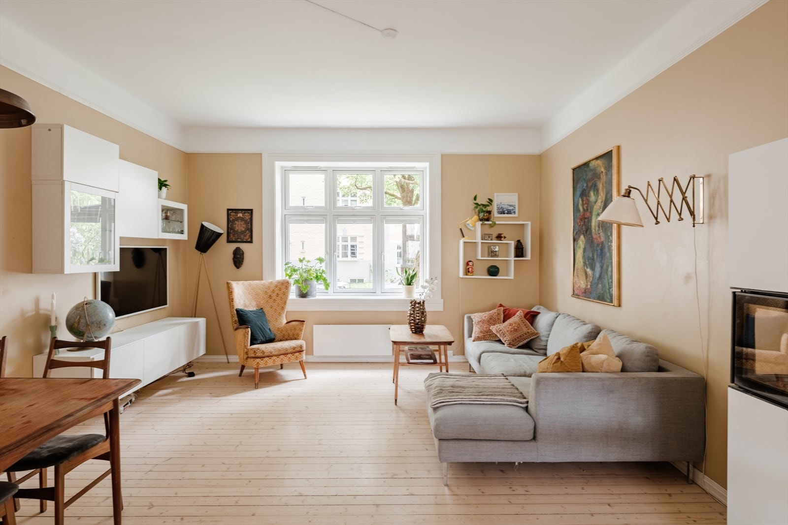 Den lyse og hyggelige stuen har store vindusflater som slipper inn rikelig med dagslys. Galleribilde