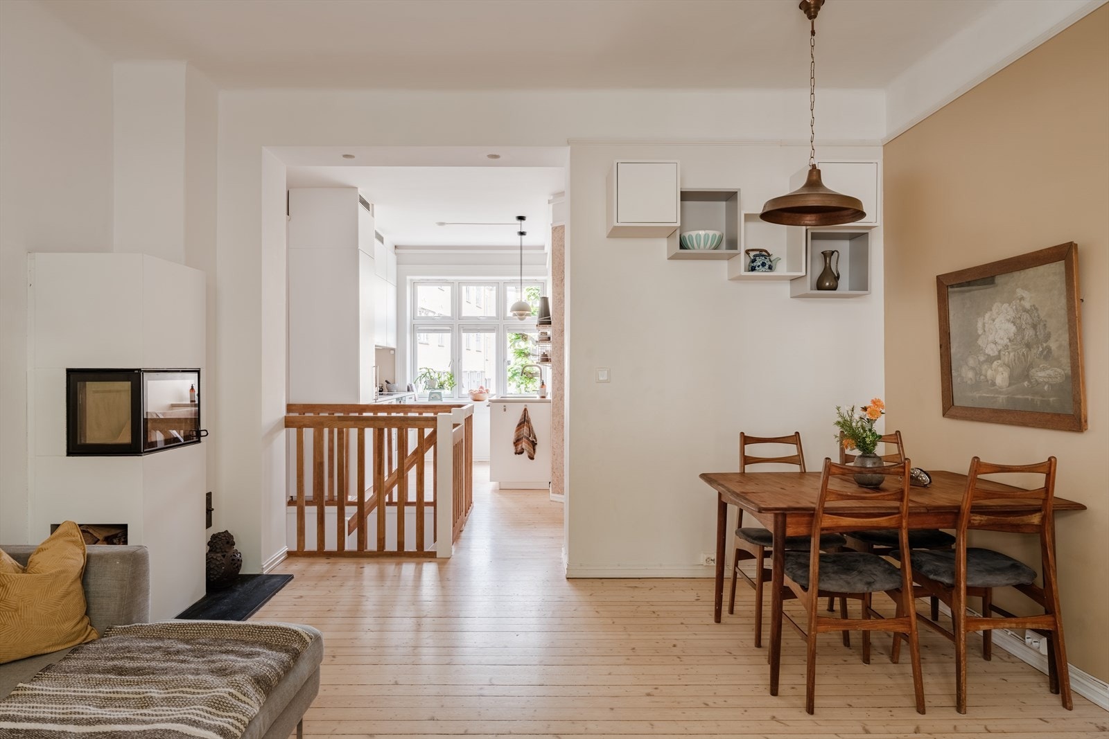 Det er god plass til å samle venner og familie til en hyggelig middag rundt spisebordet. Galleribilde