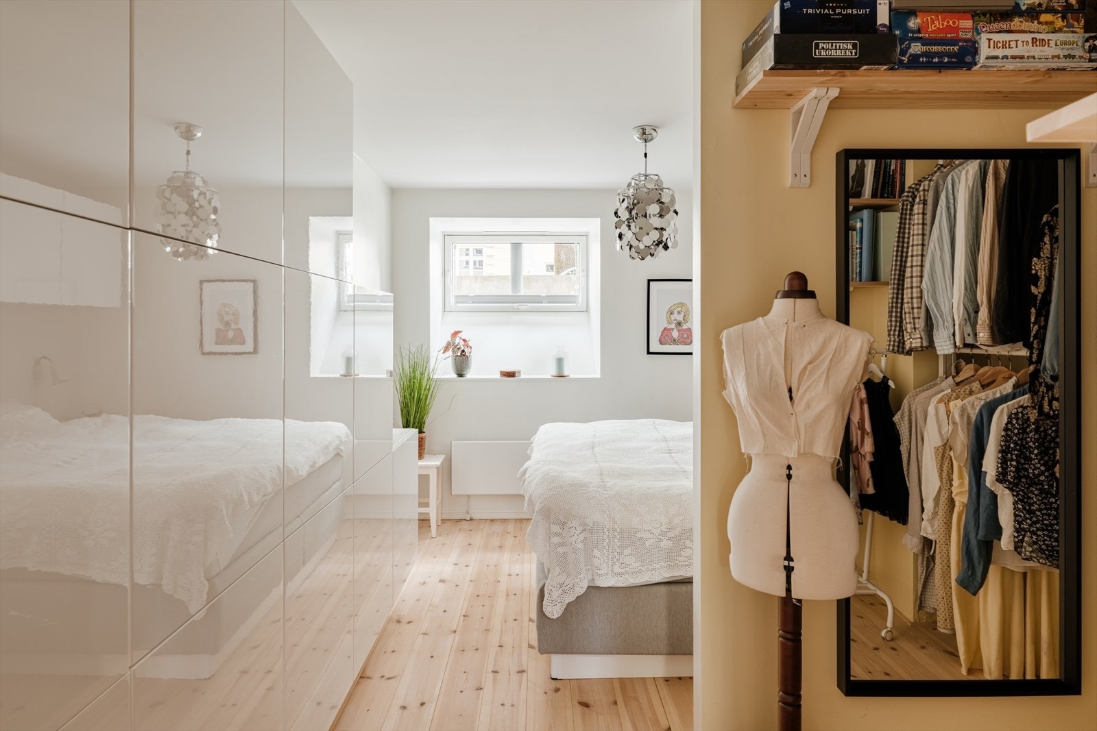 Stort garderobeskap gir rikelig med oppbevaringsplass. Galleribilde