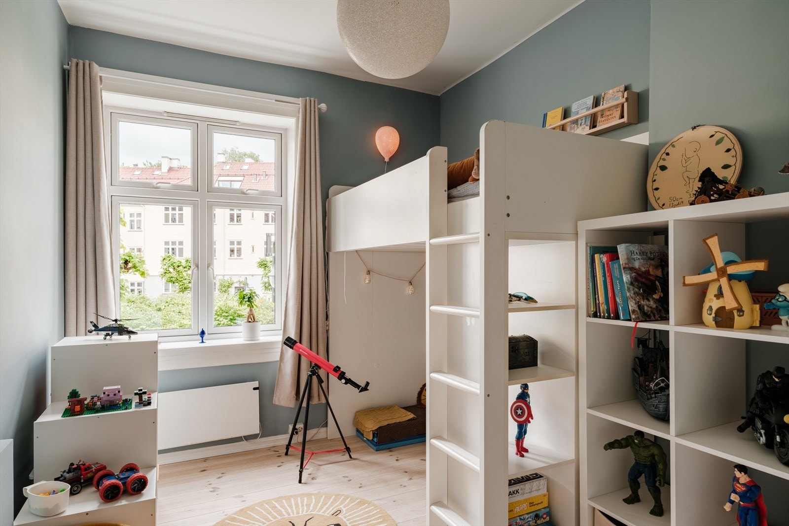 Stille og lunt soverom som vender ut mot en fredelig bakgård - perfekt for en god natts søvn. Galleribilde